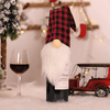 Karácsonyi italos üveg piros kockás manó
