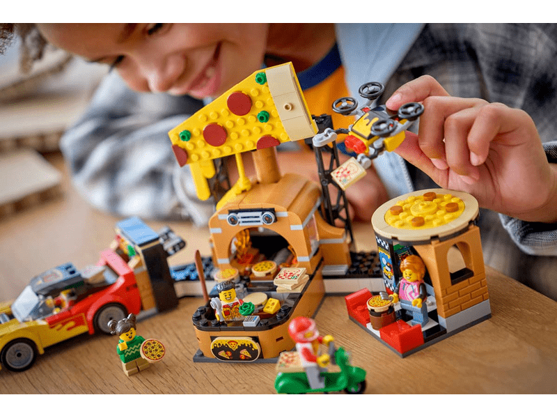 LEGO® City Pizzéria kiszállító járművekkel (60496)