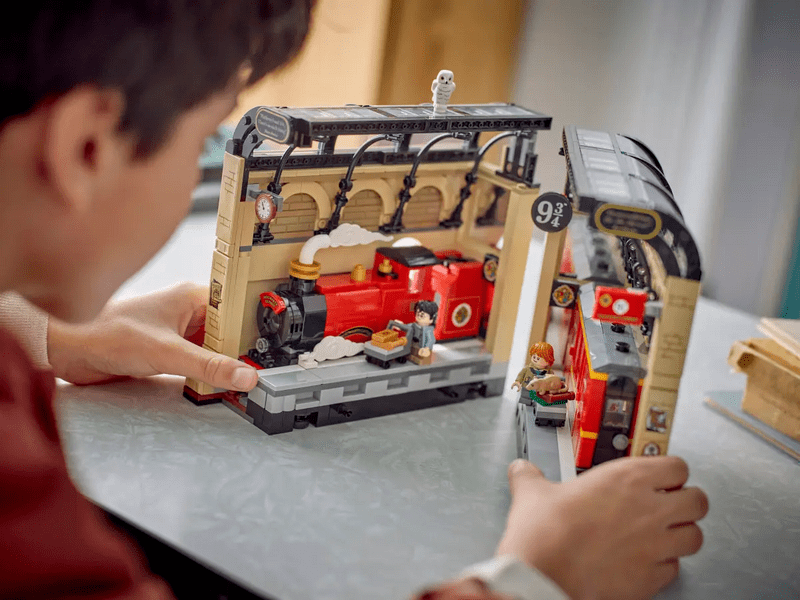 LEGO® Harry Potter™ Kutak za knjige: Hogwarts™ Express (76450)