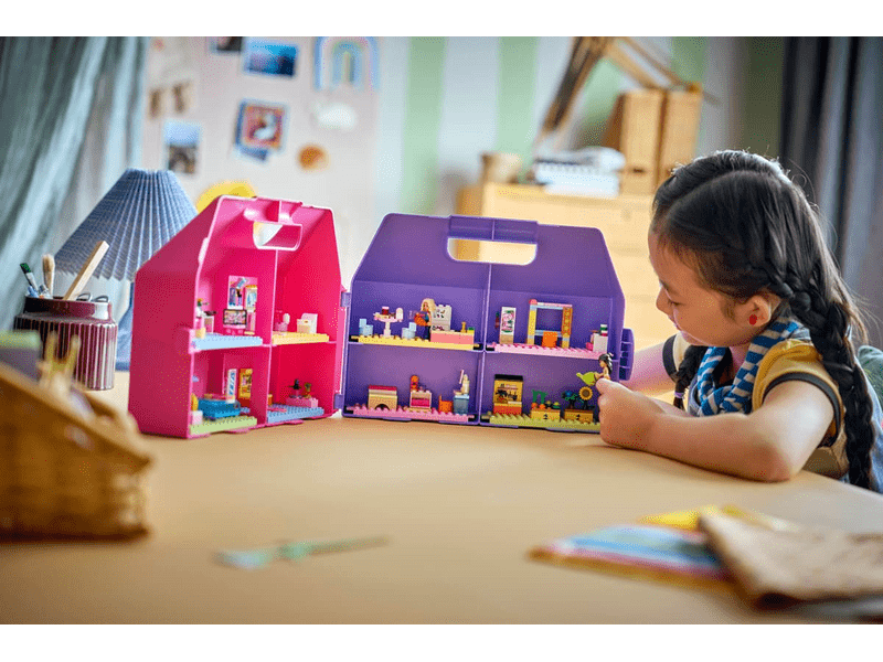 LEGO® Friends Kreatív, bőröndalakú babaház (42697)