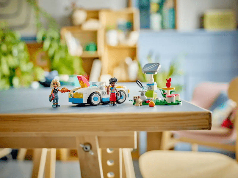 LEGO® Friends električni automobil i stanica za punjenje (42609)
