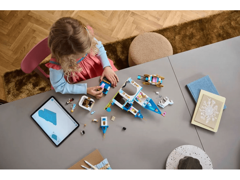 LEGO® Disney Princess Hamupipőke kastélya és hintója (43275)