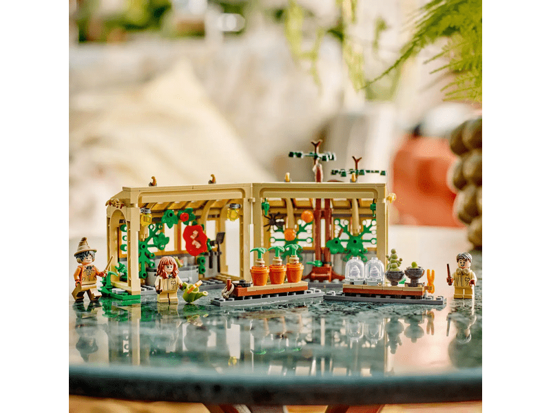 LEGO® Harry Potter™ Dvorac Hogwarts™: Lekcija iz herbologije (76445)