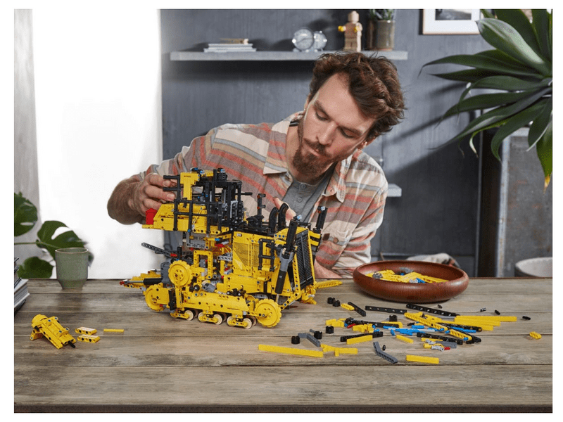 LEGO® Technic™ Applikációval irányítható Cat® D11 buldó (42131)