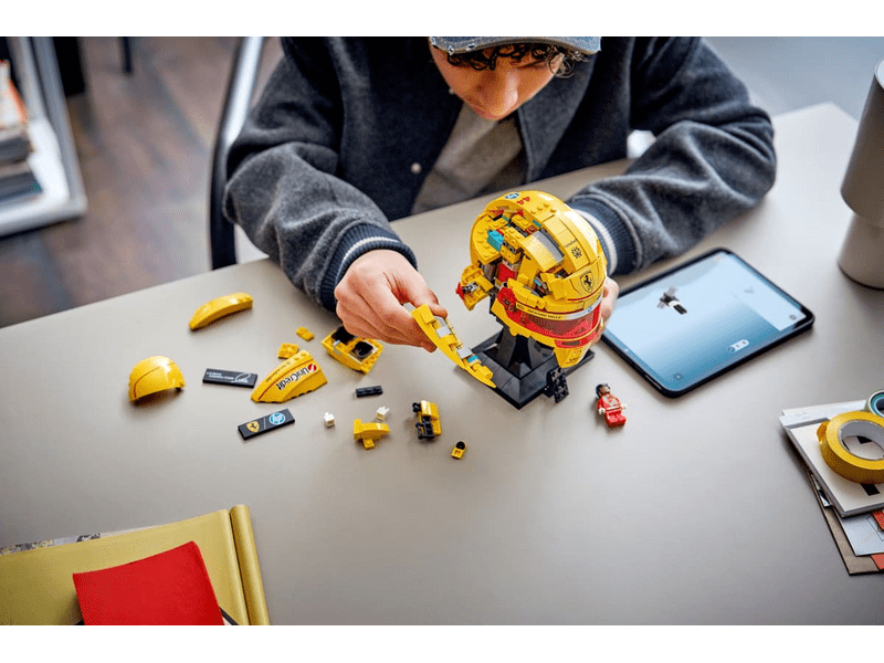 LEGO® Editions Scuderia Ferrari HP Lewis Hamilton sisakja (43022)