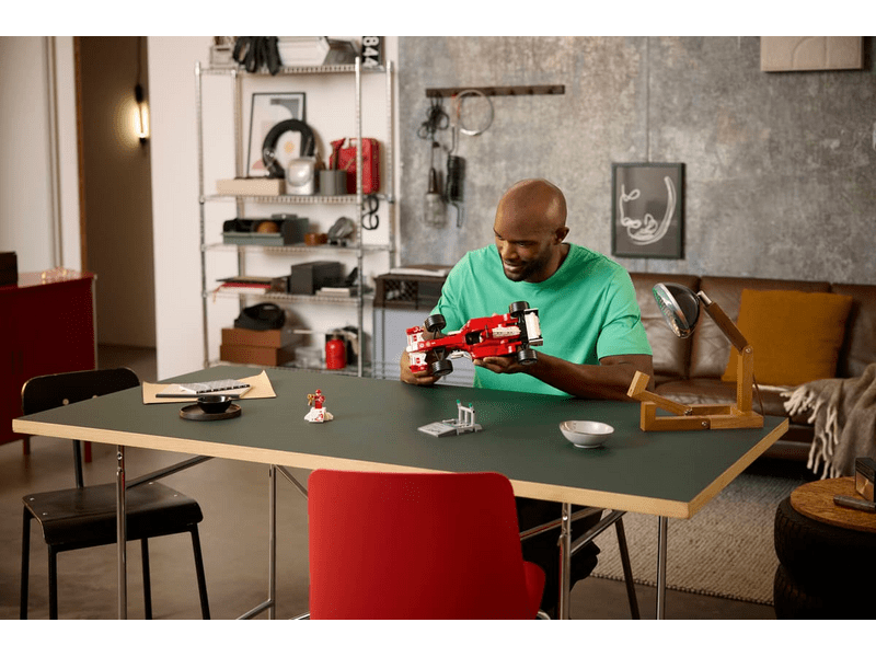 LEGO® Icons Ferrari F2004 és Michael Schumacher (11375)