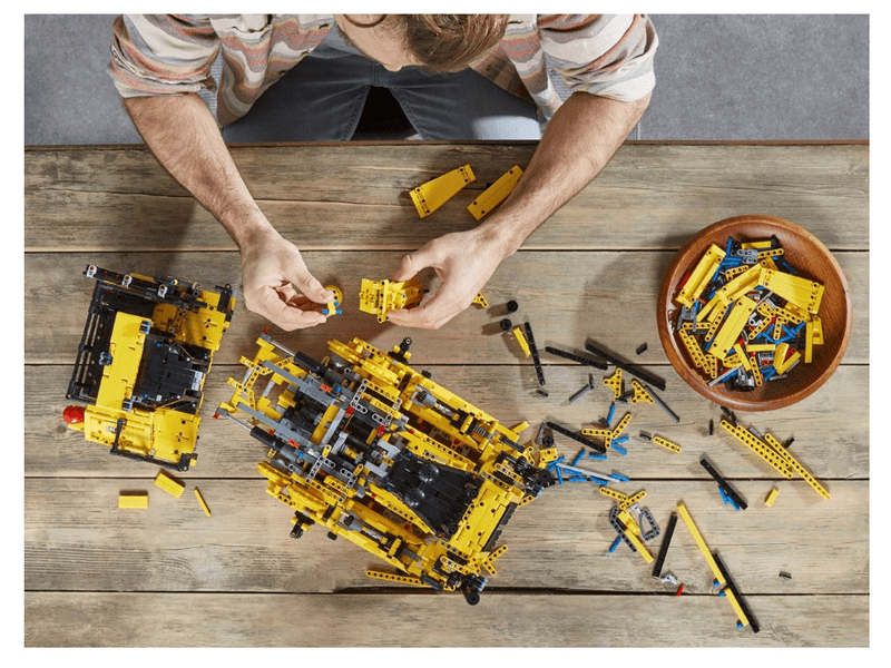 LEGO® Technic™ Applikációval irányítható Cat® D11 buldó (42131)