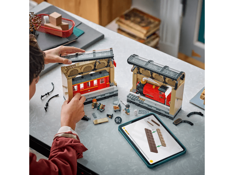 LEGO® Harry Potter™ Kutak za knjige: Hogwarts™ Express (76450)