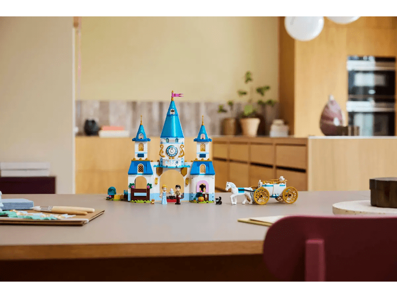 LEGO® Disney Princess Hamupipőke kastélya és hintója (43275)