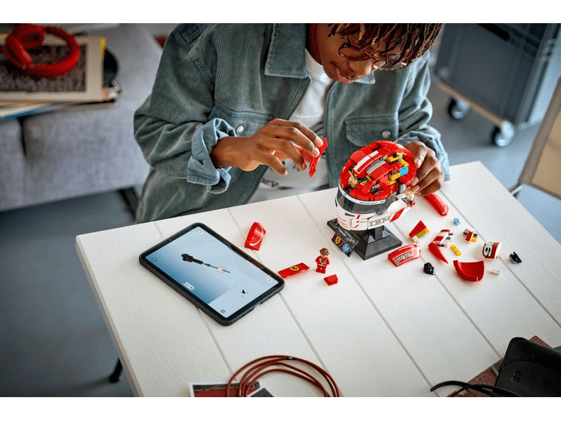 LEGO® Editions Scuderia Ferrari HP Charles Leclerc sisakja (43014)
