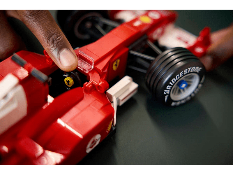 LEGO® Icons Ferrari F2004 és Michael Schumacher (11375)