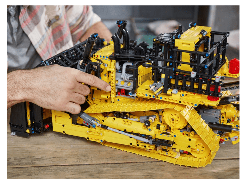 LEGO® Technic™ Applikációval irányítható Cat® D11 buldó (42131)