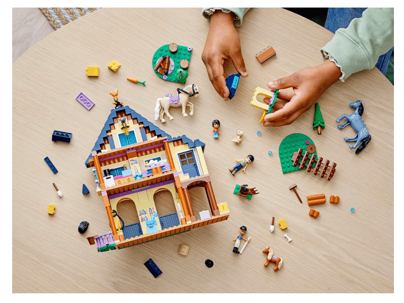 LEGO® Friends Erdei lovaglóközpont (41683)