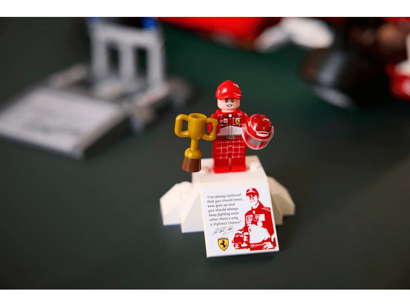 LEGO® Icons Ferrari F2004 és Michael Schumacher (11375)
