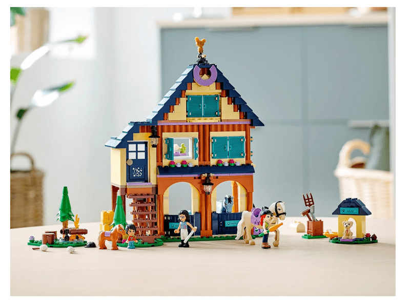 LEGO® Friends Erdei lovaglóközpont (41683)