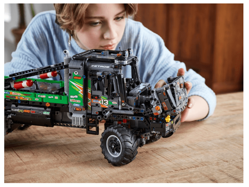 LEGO® Technic™ Applikációval irányítható 4x4 Mercedes-B (42129)