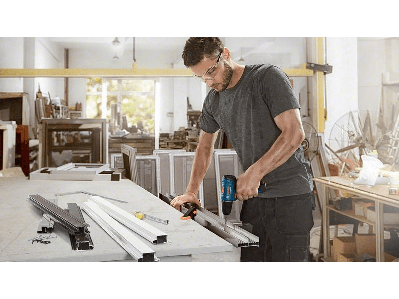 Bosch GSR 120-LI Akkus Fúrócsavarozó + GLI12V-300 Akkus lámpa (06019G8004)