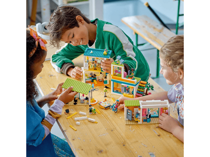 LEGO® Friends Heartlake Nemzetközi Iskola (41731)