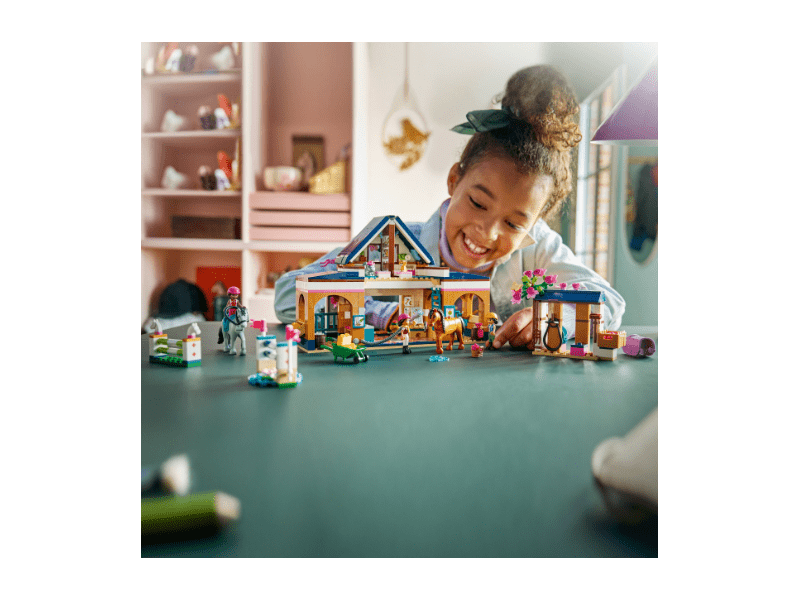 LEGO® Friends Lovarda és lovasiskola (42688)