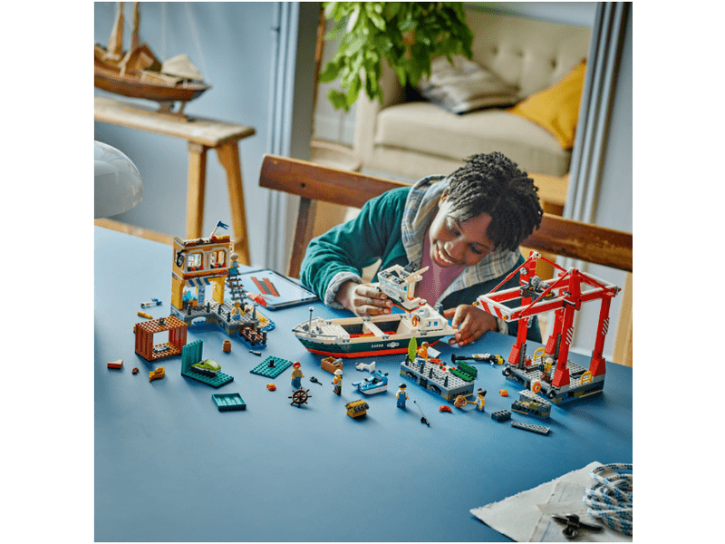 LEGO® City Primorska luka s teretnim brodom (60422)