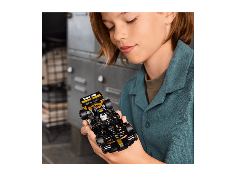 LEGO® Speed Champions F1® The Movie: APXGP Team versenyautó (77252)