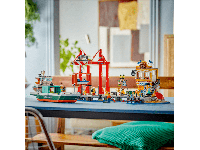 LEGO® City Primorska luka s teretnim brodom (60422)