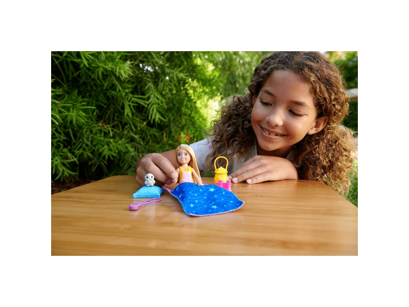 Barbie: Kempingező Chelsea baba (HDF77)