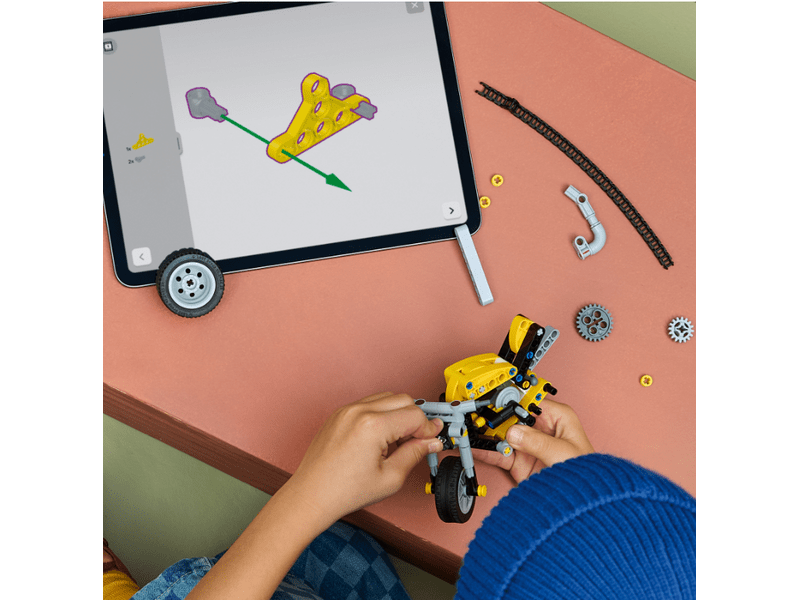 LEGO® Technic Sárga motorkerékpár (42225)