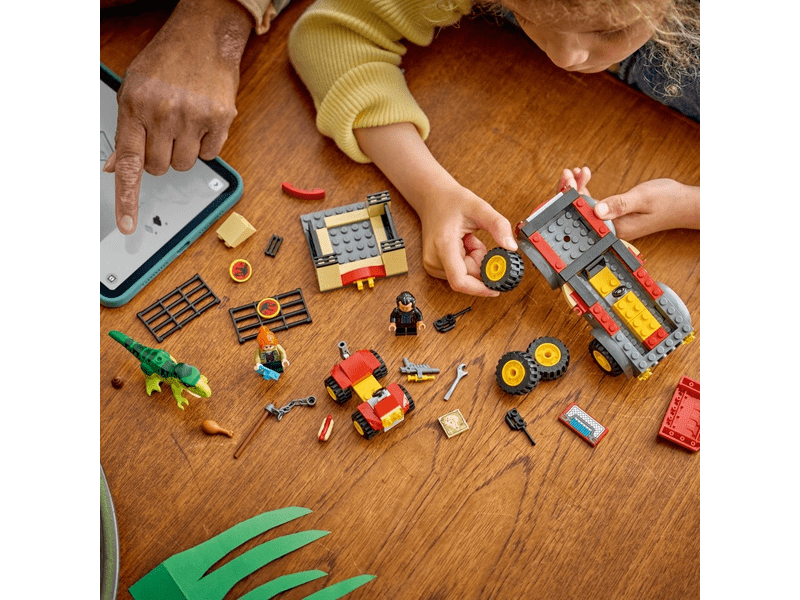 LEGO® Jurassic World Fiatal T-rex szállító teherautó (77978)