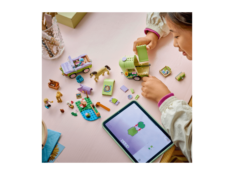 LEGO® Friends Ló és csikószállító utánfutó (42695)