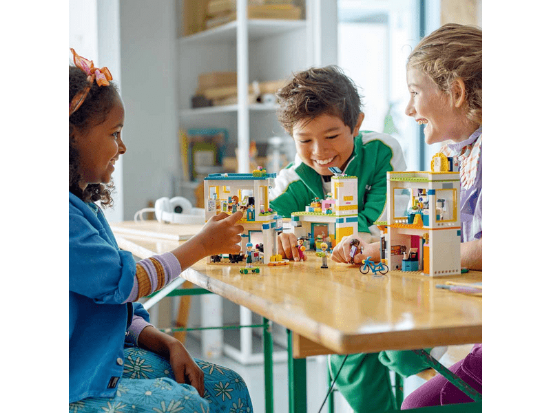 LEGO® Friends Heartlake Nemzetközi Iskola (41731)