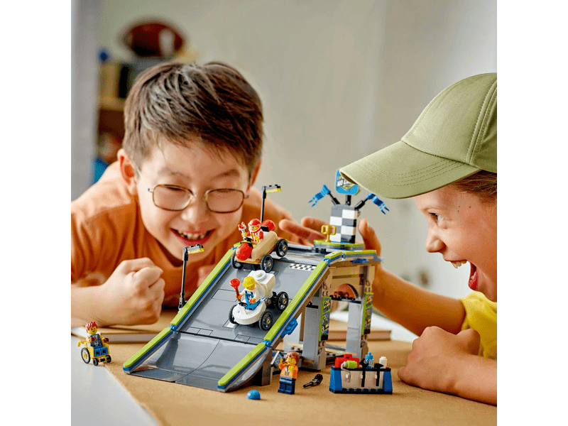 LEGO® City Határok nélkül: Versenypálya rámpákkal (60460)