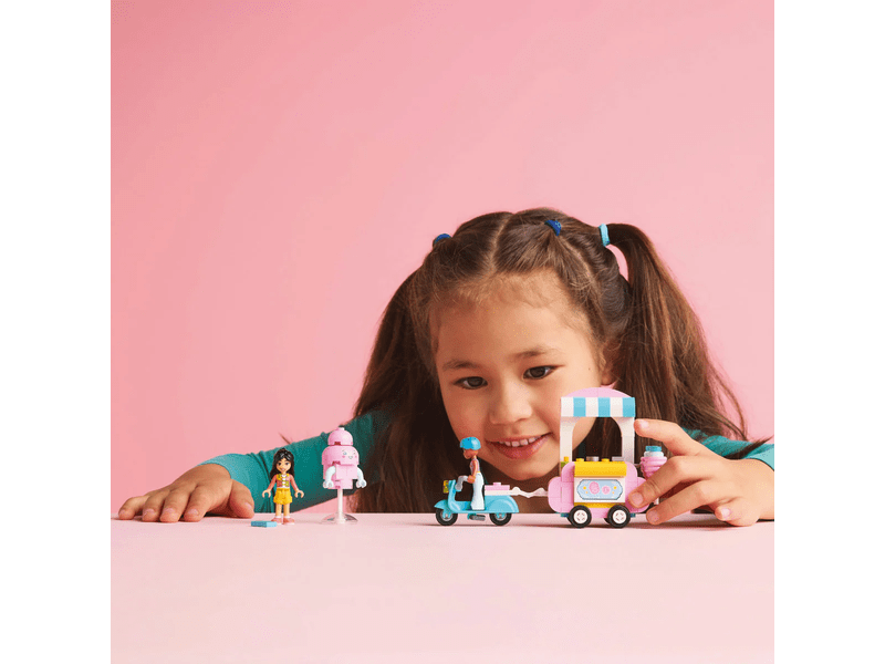 LEGO® Friends Vattacukorárus pult és robogó (42643)