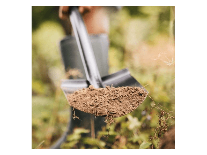 Fiskars Solid™ hegyes kerti ásó (1066716)