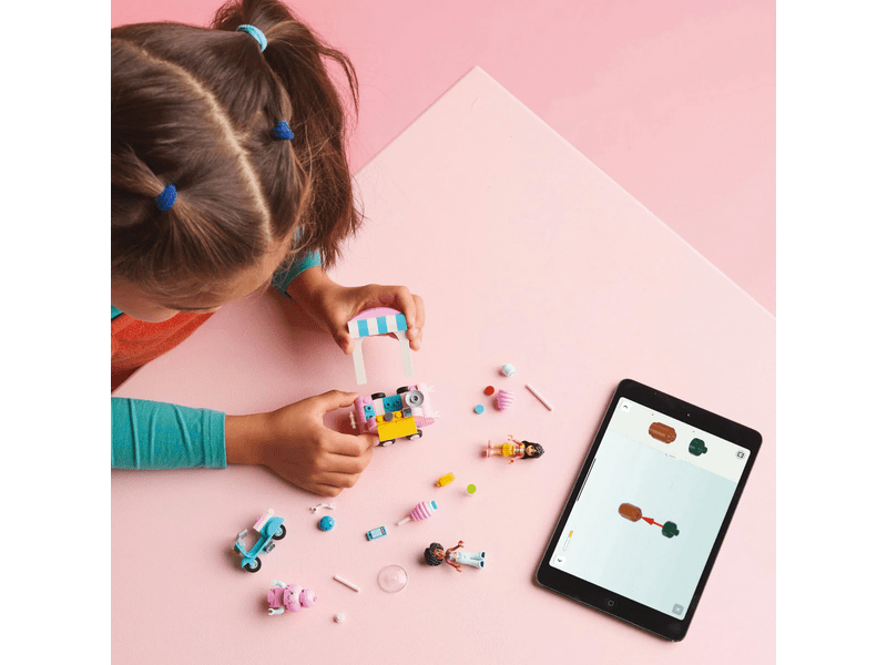 LEGO® Friends Vattacukorárus pult és robogó (42643)