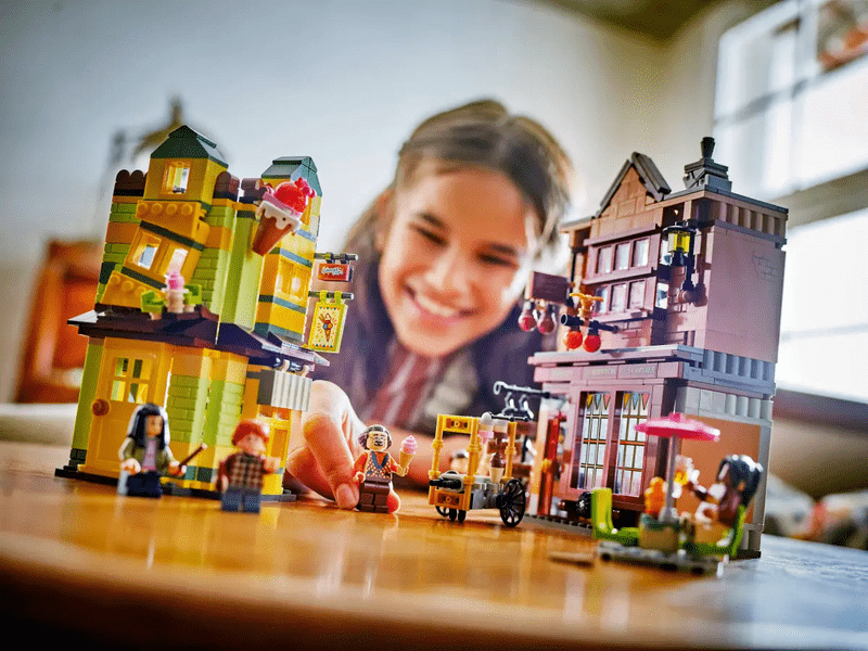 LEGO® Harry Potter™ Potpuni put™ Quidditch™ Sportska trgovina i slastičarnica (76452)