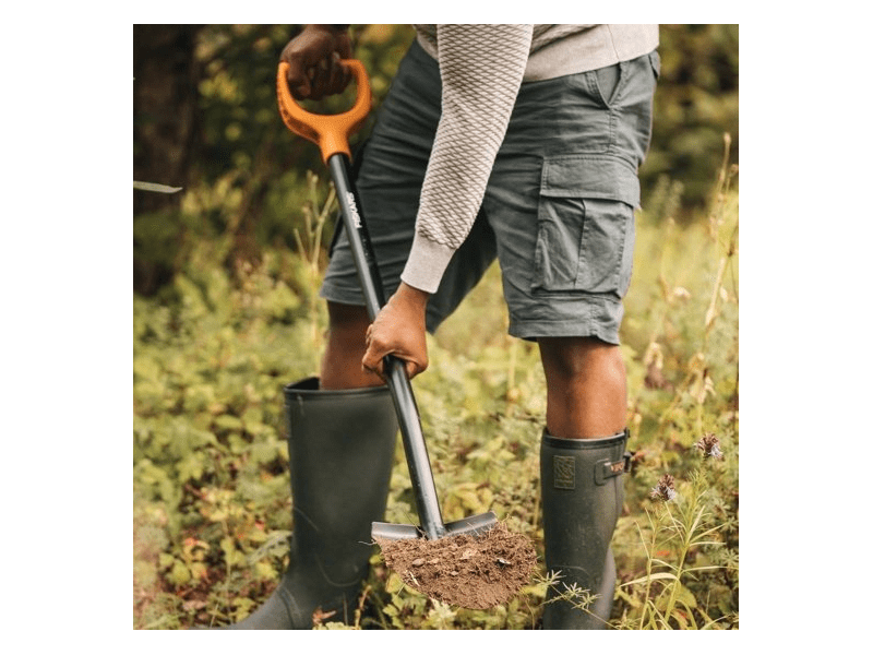 Fiskars Solid™ hegyes kerti ásó (1066716)