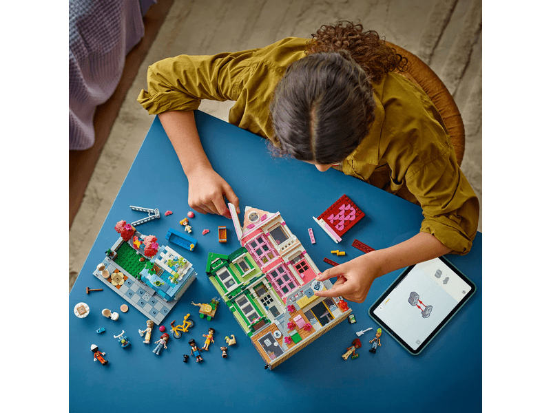 LEGO® Friends Apartmani i trgovine u Heartlake City (42670)