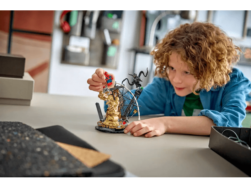 LEGO® Marvel Pókember és Homokember óriási csatája (76334)