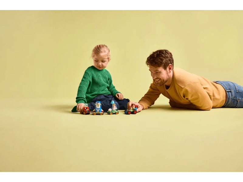 LEGO® Disney i Pixar Priča o igračkama Blagdanski vlak i trkaći automobil na daljinsko upravljanje (43264)