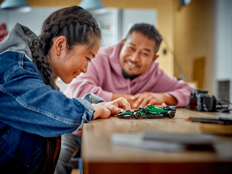 LEGO® Speed Champions Aston Martin Aramco F1® AMR24 trkaći automobil (77245)