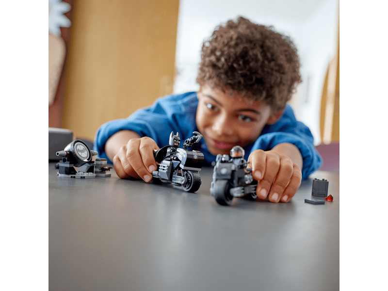 LEGO® DC Batman™ Batman™ és Selina Kyle™ motorkerékpáros (76179)