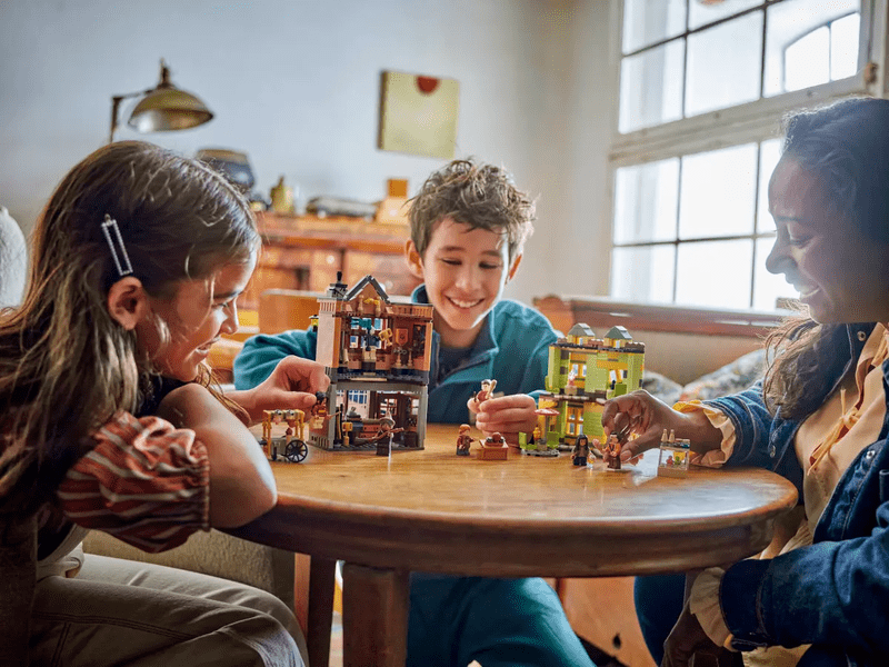 LEGO® Harry Potter™ Potpuni put™ Quidditch™ Sportska trgovina i slastičarnica (76452)