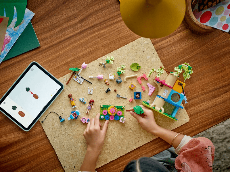 LEGO® Friends Rođendanska zabava s mačićima i kućica na drvetu za mačke (42666)