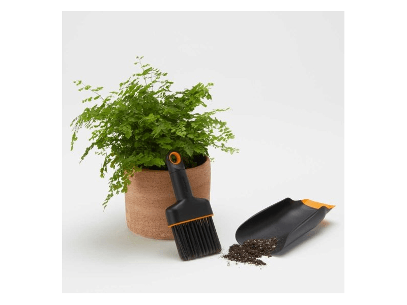 Fiskars dvostrana sadilica i set mini metle (1071302)