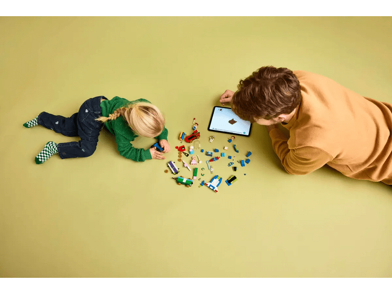 LEGO® Disney i Pixar Priča o igračkama Blagdanski vlak i trkaći automobil na daljinsko upravljanje (43264)