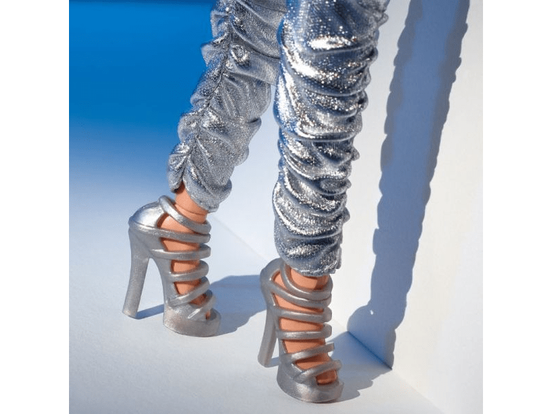 Barbie Looks: Fekete-ezüst kollekció - Vörös hajú baba overallban (HBX94)