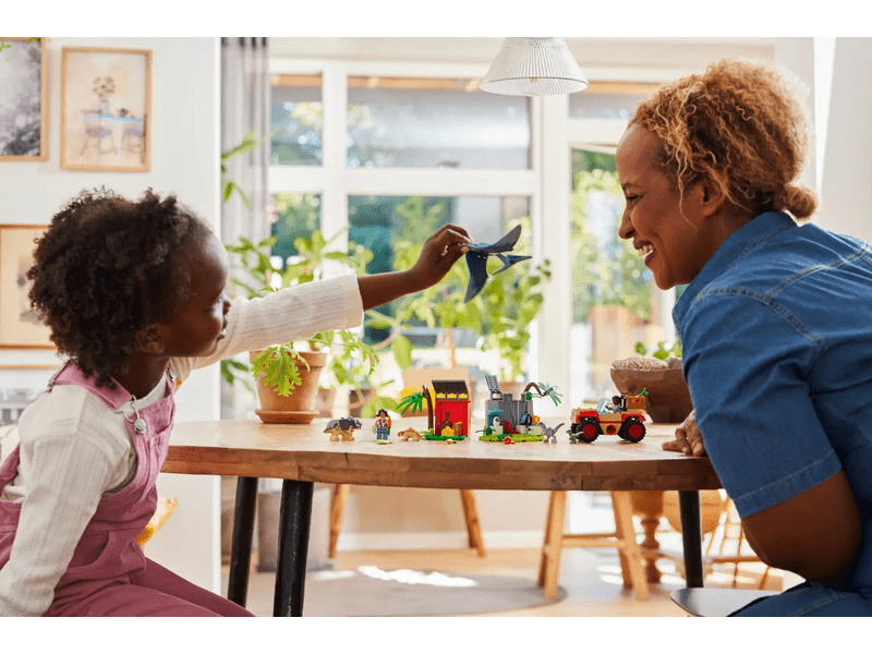 LEGO® Jurassic World™ Centar za spašavanje malih dinosaura (76963)