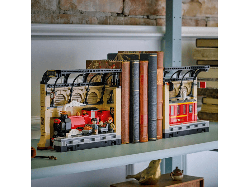 LEGO® Harry Potter™ Kutak za knjige: Hogwarts™ Express (76450)