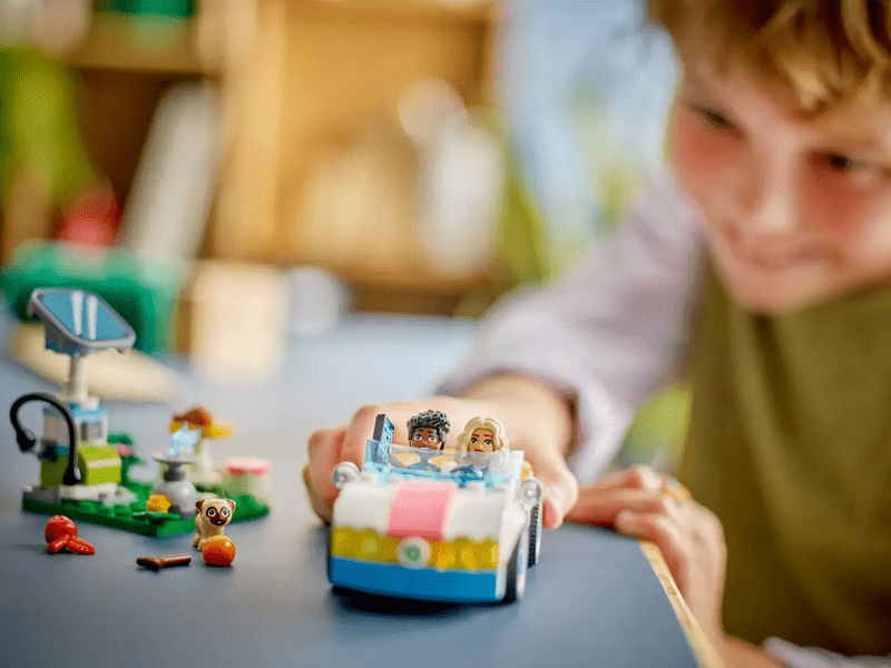 LEGO® Friends električni automobil i stanica za punjenje (42609)